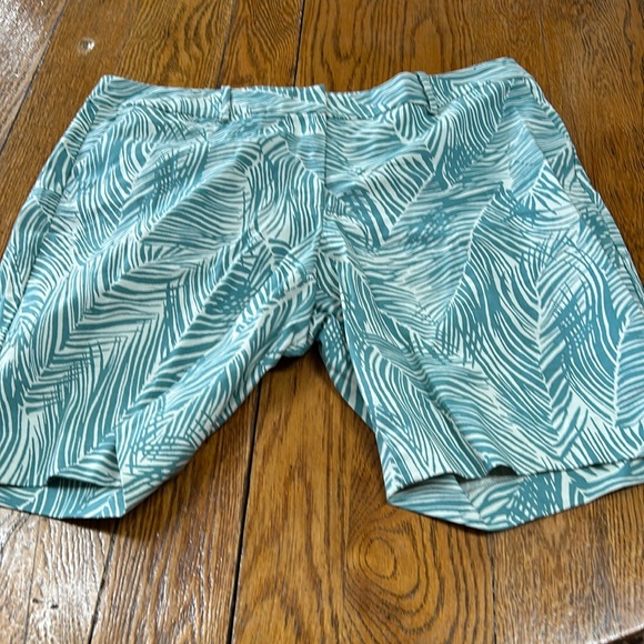Talbots aqua tropical print ladies shorts. Size 18W Petite. Excellent condition - Picture 1 of 8